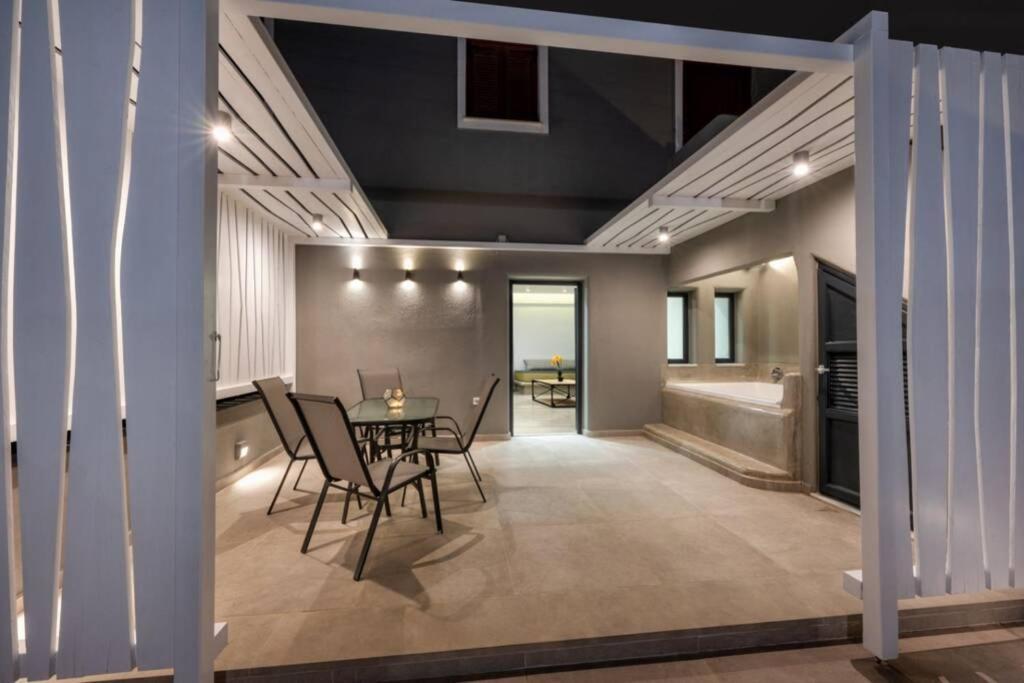 Christianna & George Luxury Hot Tub Apartment ثيرا المظهر الخارجي الصورة